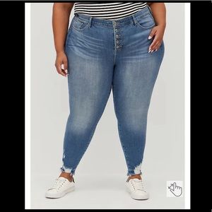 NWT TORRID Bombshell Skinny Jeans / Size 26R / Premium Stretch Medium Wash